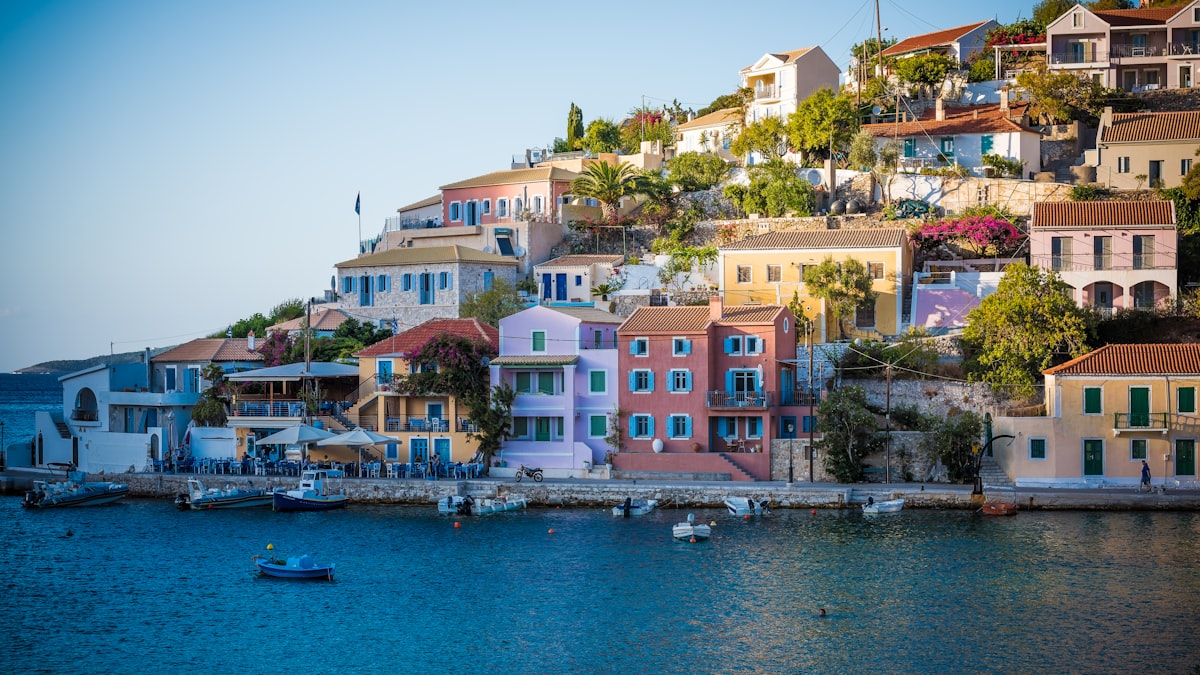 Πέρα από τα πολυσύχναστα νησιά, δεκάδες μικρότεροι προορισμοί περιμένουν να μοιραστούν το βάρος και τα οφέλη.